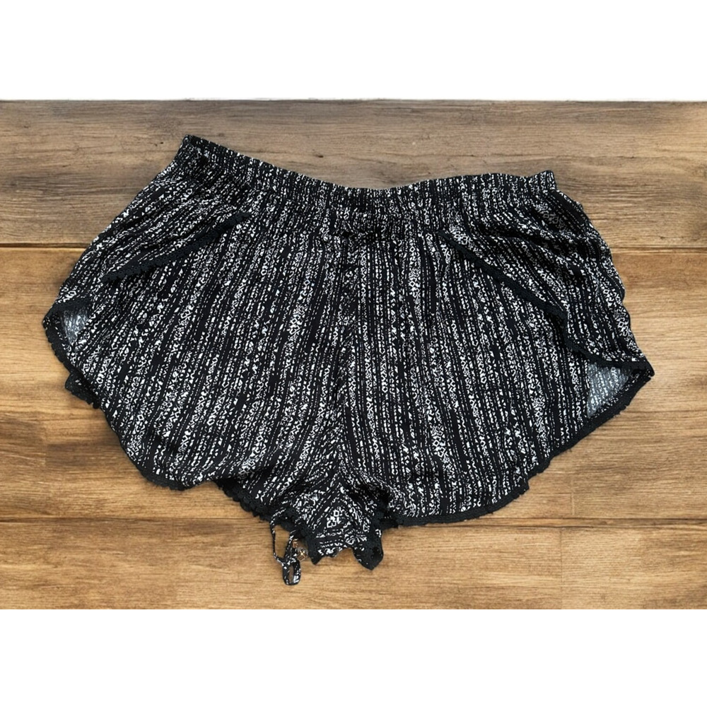 ✨2/$20 NWT City Chic Scoop Print Shorts Black Wht XL Women's Plus Size 22 Beachy - Picture 2 of 15